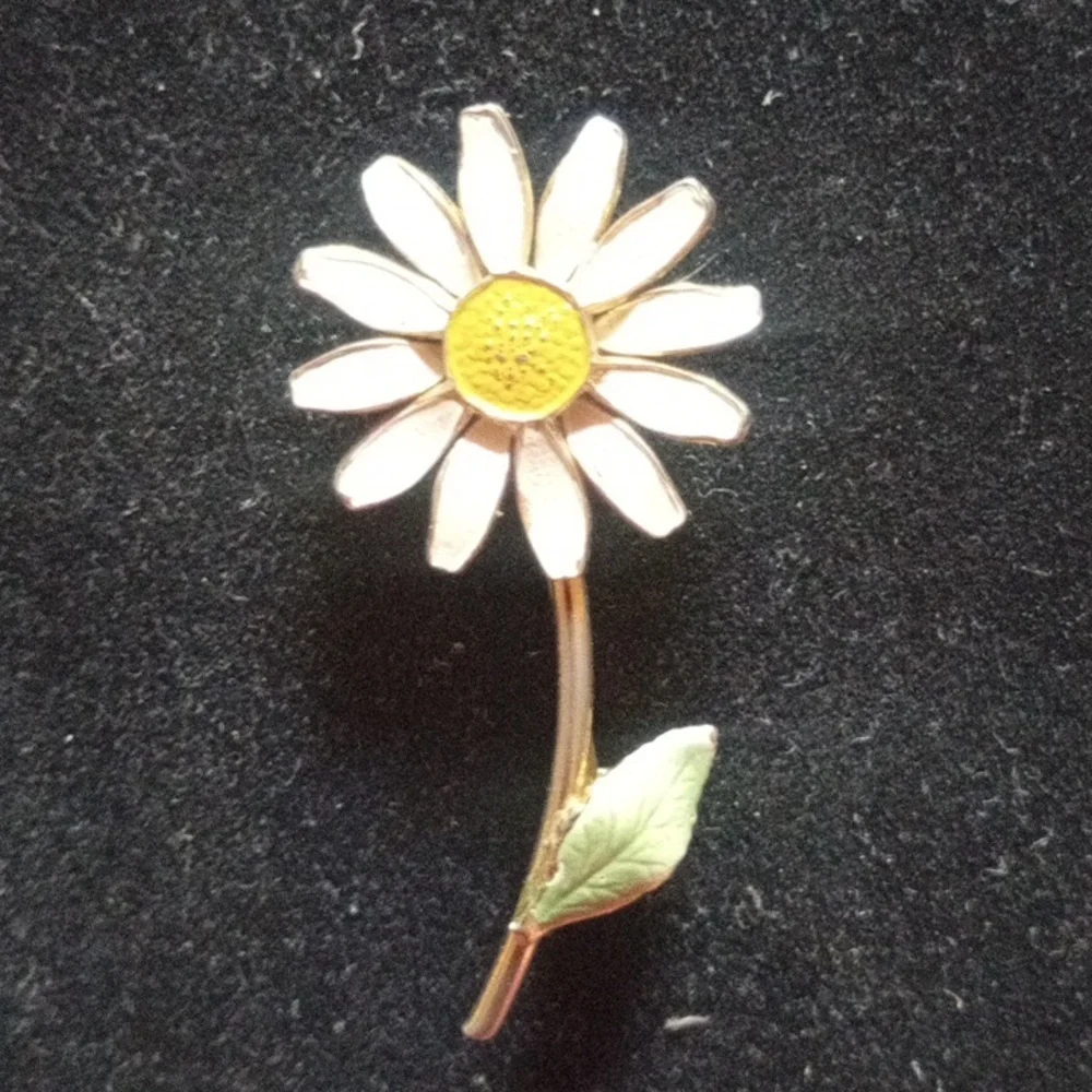 Gold Tone and White Daisy Brooch